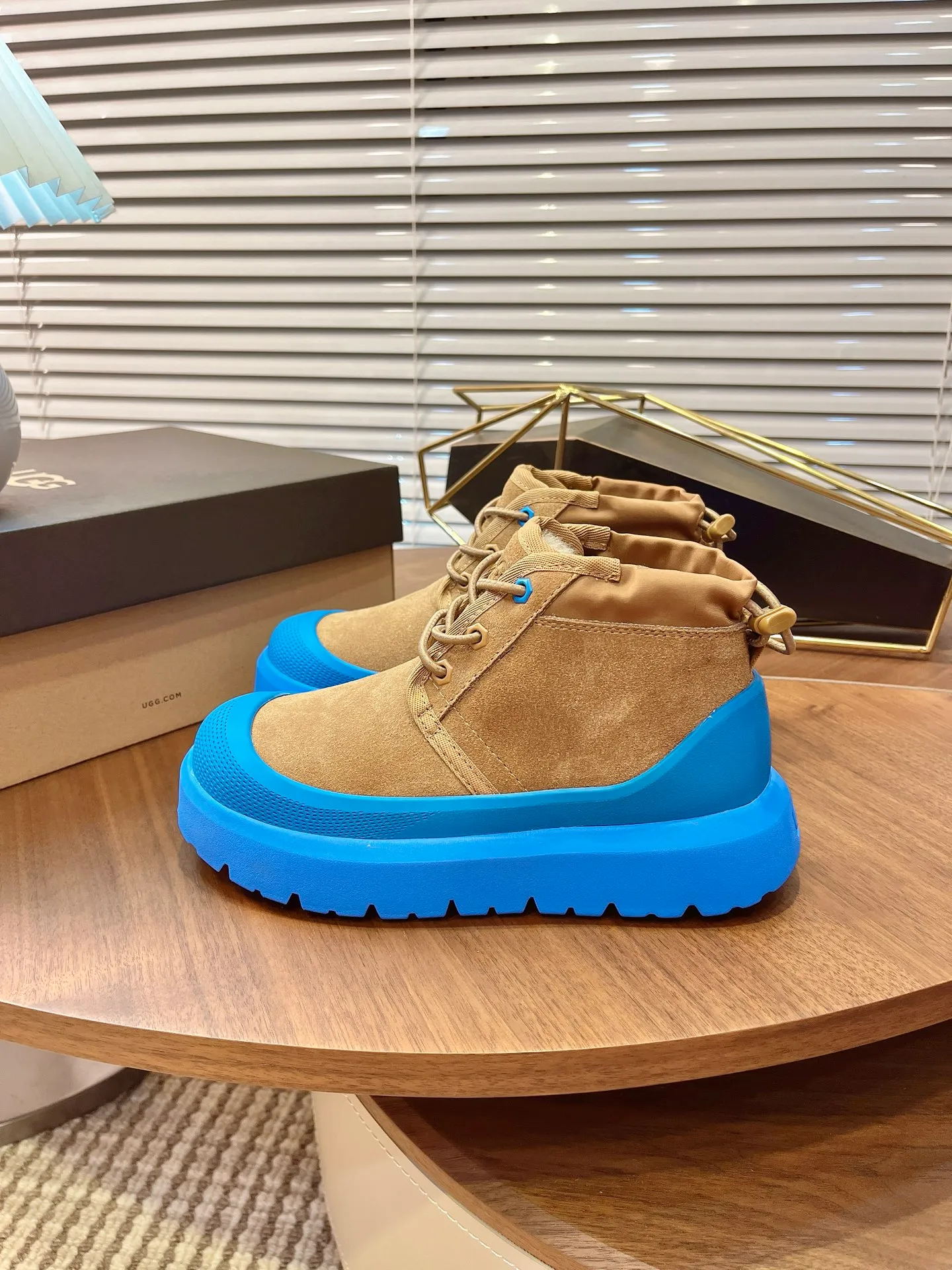 【UGG】 P: 560💰 Couple shoes Size: Women’s size 35-40 / Men’s size 40-44 UGG Tasman Weather Hybrid slip-on snow boots👢 Wang Yibo's same style 👏 adds a large orange sole to the classic Tasman shoe style, functional color contrast design, environmentally friendly waterproof and snowproof material, which has both fashionable and functional attributes. At the same time, it is paired with the new UGG furry shoes Keen's furry color-blocking jacket. Bright orange and maroon collide to create a new light outdoor style and open up a new travel experience in early autumn! Using the best materials, the 17mm fur integrated surface is warmer and breathable, and the outsole is upgraded to a lightweight and wear-resistant light wing technology outsole!